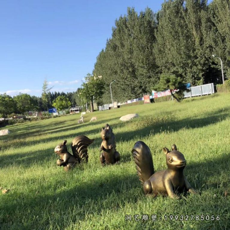 草坪铜雕松鼠 (2)