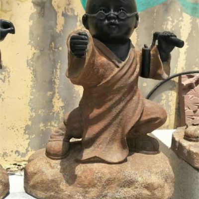 景区小和尚人物石雕