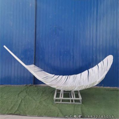 草坪不锈钢羽毛景观雕塑