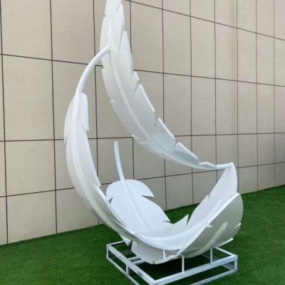 草坪不锈钢羽毛景观雕塑