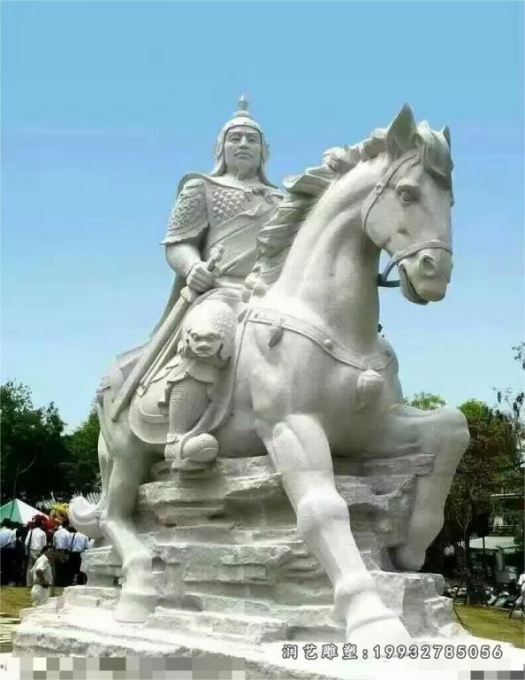 草坪骑马人物石雕